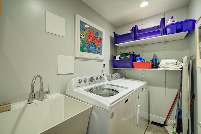 Building Photo - 4Bd/2.5Ba Seattle Home