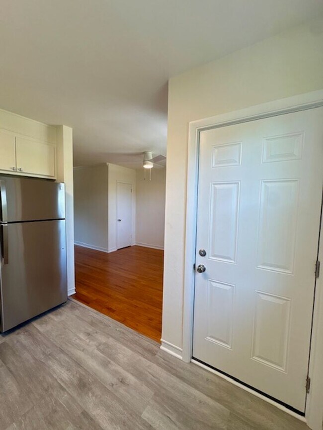 Building Photo - Renovated Three Bedrooms Condo in South Windermere- 6 mins from MUSC!