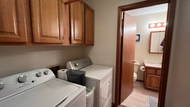 Building Photo - Single Family House off Turpin! 3 Bed/2 Ba...