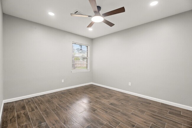 Building Photo - 2707 Mt Vernon Dr