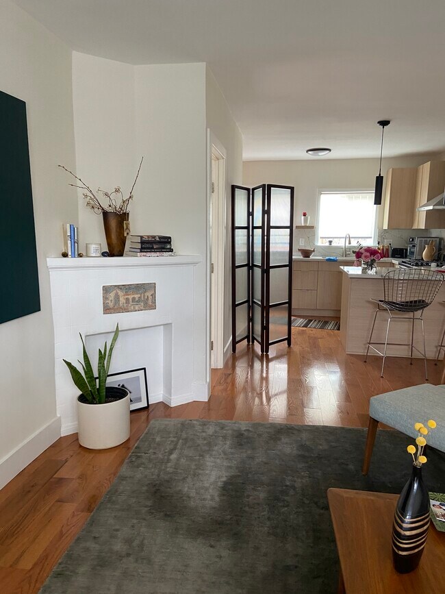 Building Photo - 4920 Hickory St