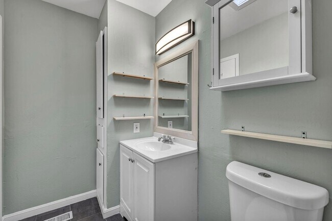 Building Photo - 2808 Skyway Cir