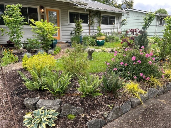 Building Photo - 3 Bedroom single level home w/garage AND free landscaping