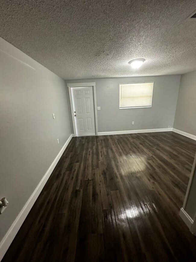 Building Photo - 907 35th Ave W