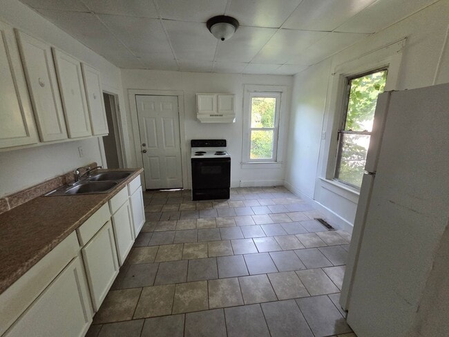 Building Photo - 1100.00 3 Bed 1 Bath