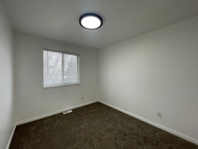 Building Photo - 3 Bedroom Townhome by BYU