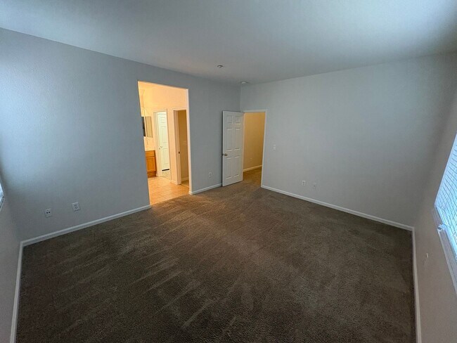 Building Photo - Great Two Story Large Bedroom, Bath Downst...