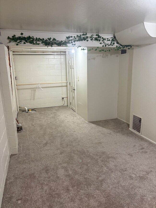 Building Photo - Bellevue Home For Rent!