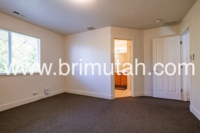 Building Photo - 1147 E Garfield Ave