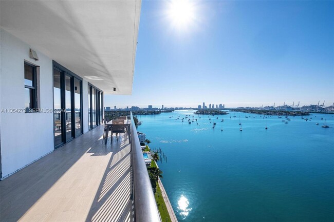 Building Photo - 1000 Venetian Way