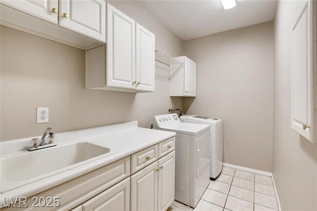 Building Photo - 1713 Sky of Red Dr