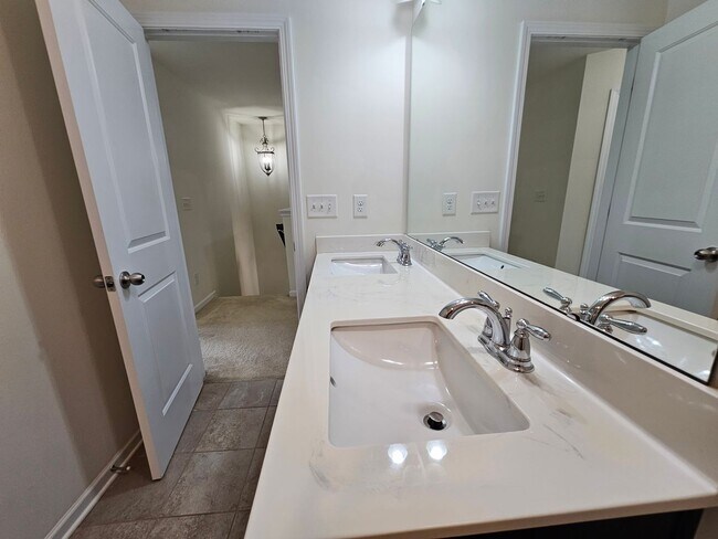 Building Photo - Well Maintained Large townhome in Steele Creek