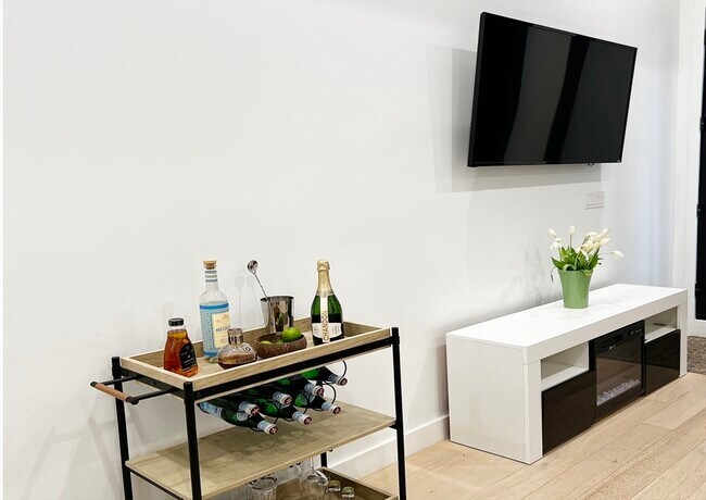 Building Photo - 360 Meridian St