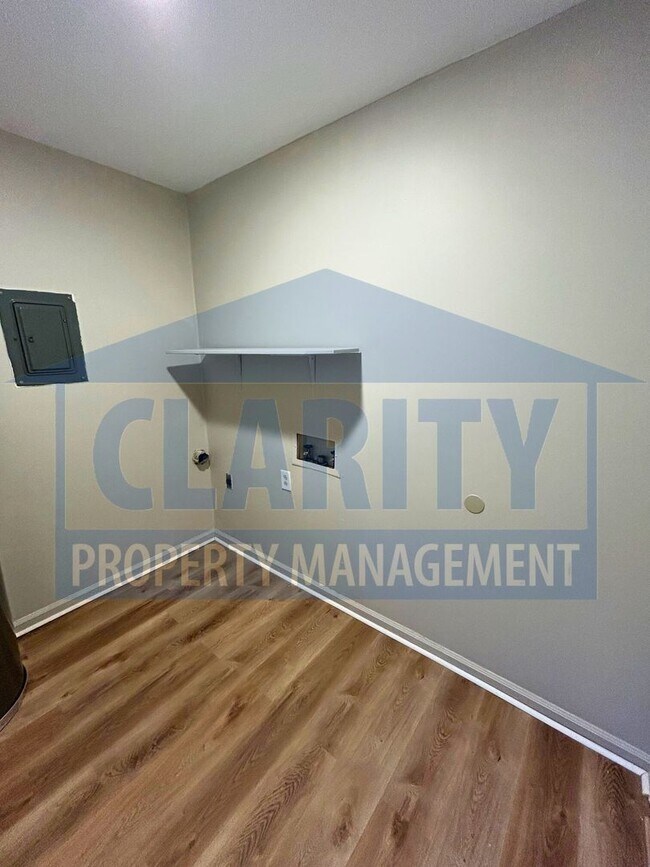 Building Photo - Updated 2 Bedroom, 1 Bath Duplex