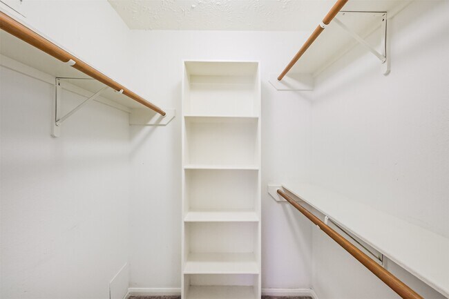 Building Photo - 8051 Bay Branch Dr