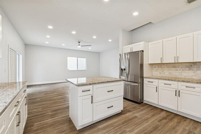 Building Photo - 18154 Sandy Pointe Dr