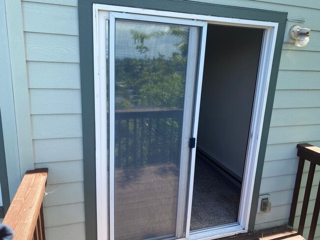 Building Photo - 3 bedroom 1.5 Bath Tandem Home!