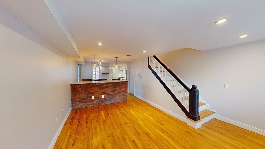 Building Photo - 214 W 7th St