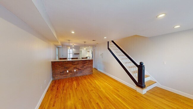 Building Photo - 214 W 7th St