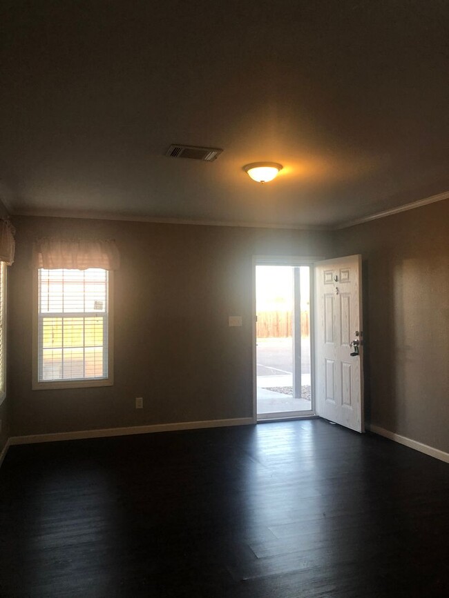 Building Photo - 3 bedroom 2 bathroom 1 living area will al...