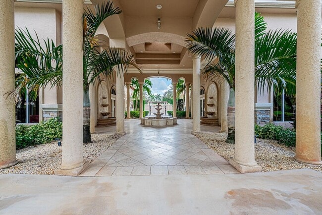 Building Photo - 10513 Versailles Blvd