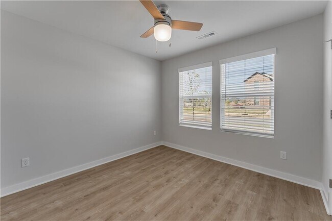 Building Photo - 4695 W Aurora St