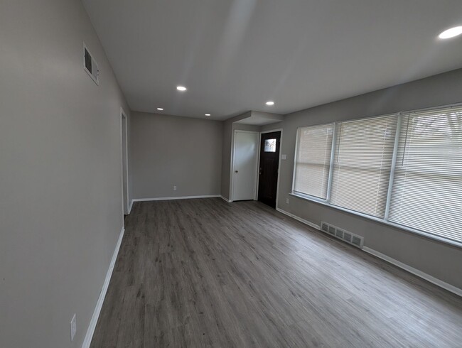 Building Photo - **$500 Security Deposit & 1st Month Free w...