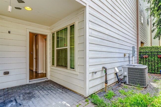 Building Photo - 2209 Chenevert St