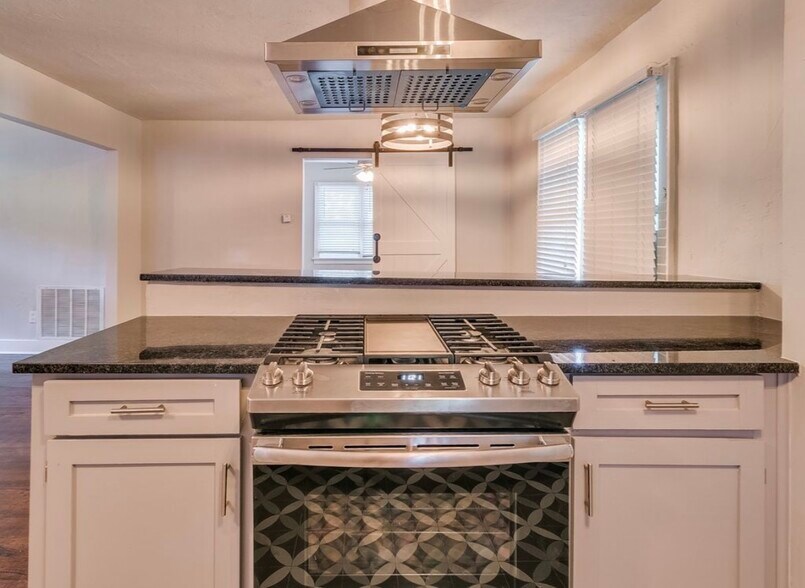 Building Photo - 1004 NW 32nd St