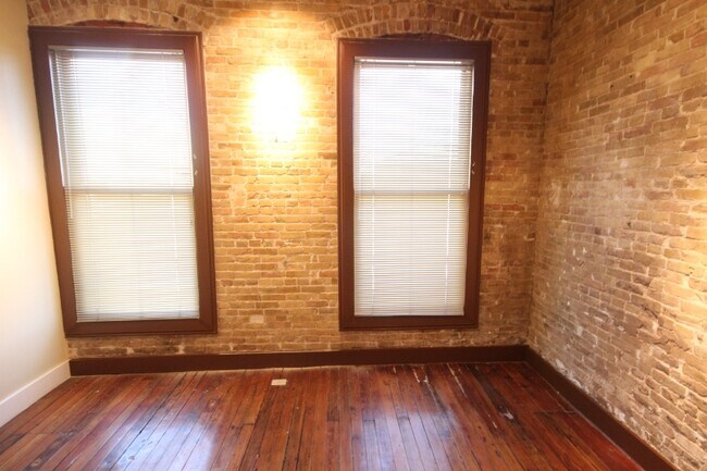 Building Photo - 319 S Flores St