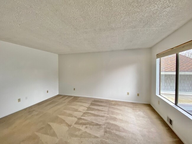 Building Photo - 34 foot boat slip included in rent!  Spacious 3 bedroom Jantzen Beach condo