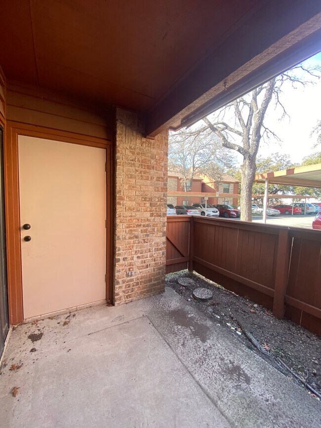Building Photo - Country Hollow Condominiums
