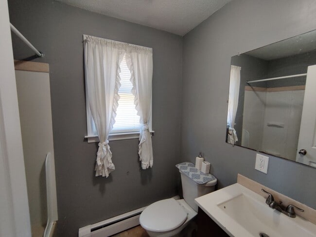 Building Photo - BEAUTIFUL Waterbury Cape w/ 4 Bedrooms, 2 ...