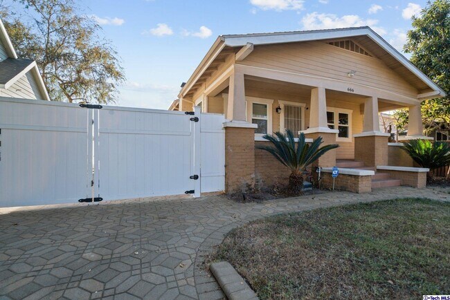 Building Photo - 666 W Lexington Dr