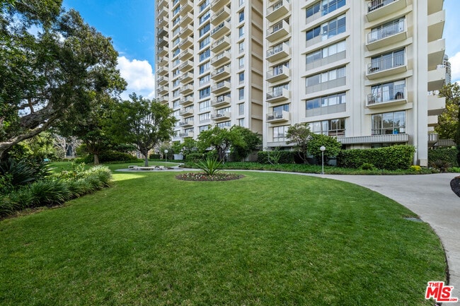 Building Photo - 2170 Century Pk E