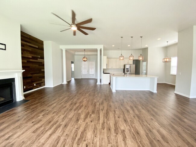 Building Photo - Three Bedroom Home In Heritage New Riversi...