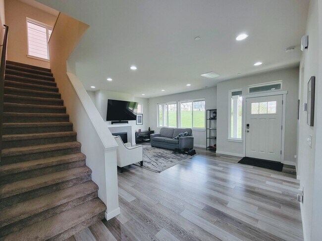 Building Photo - Bright, Spacious 4 bedroom in Pinnacle Peak
