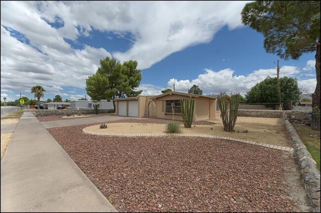 Building Photo - 4109 Roxbury Dr
