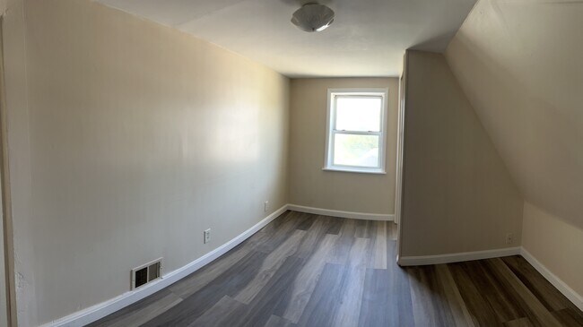 Building Photo - 10 Perley St