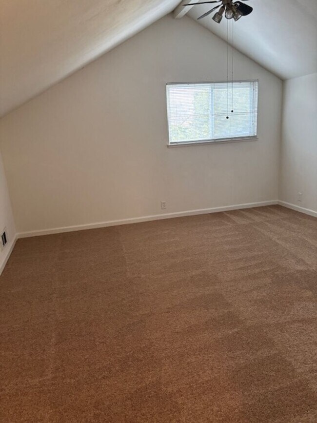 Building Photo - Large 2-Story home in a quiet Cul-de-sac