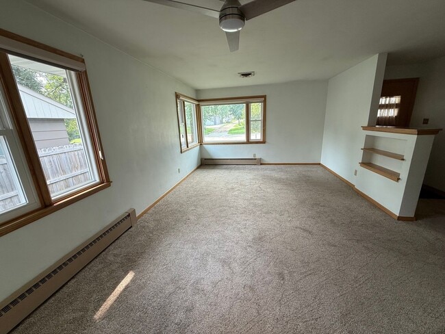 Building Photo - 3 Bed 2 Bath Home