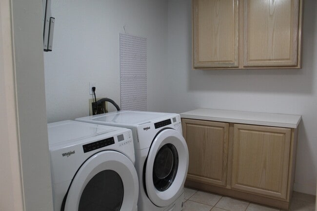 Building Photo - 1252 Live Oak Dr