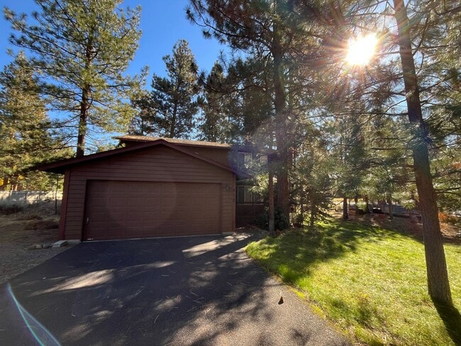 Primary Photo - Splendid 3-bdr/2.5 bath home in the beauti...