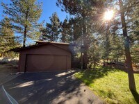 Building Photo - Splendid 3-bdr/2.5 bath home in the beauti...