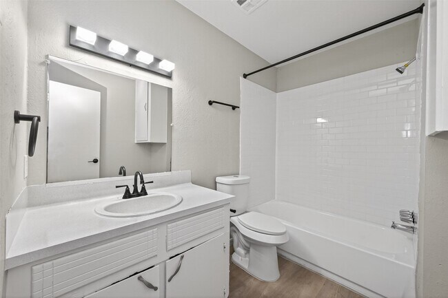 Building Photo - 427 Hollyvale Dr