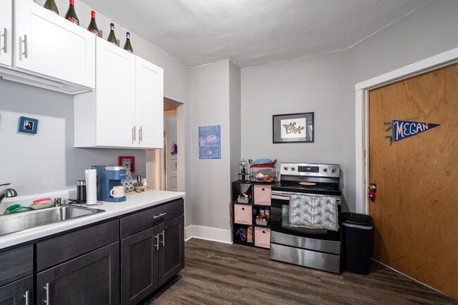 Building Photo - Bartlett Lower steps to campus