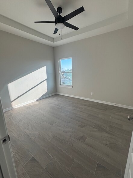 Building Photo - 1117 E Esperanza Ave