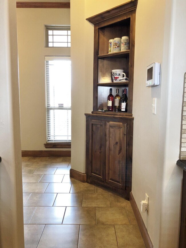 Building Photo - 10527 JORDYNN'S Xing