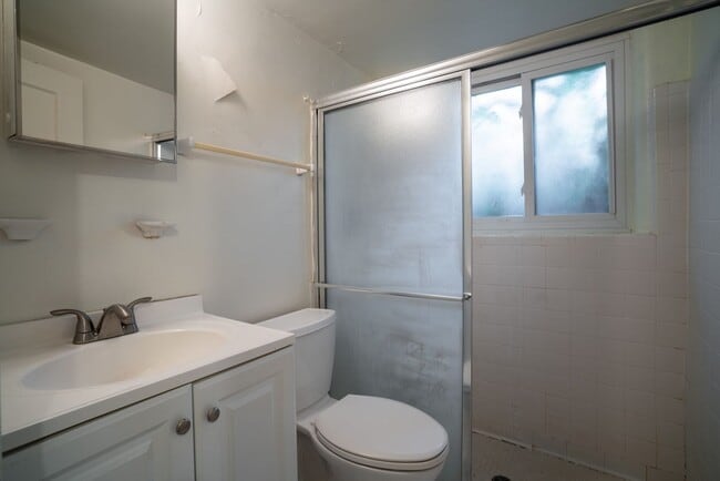 Building Photo - Spacious 1 bedroom BASEMENT /Garden Level home in the heart of University! LEASING SPECIAL INFO B...