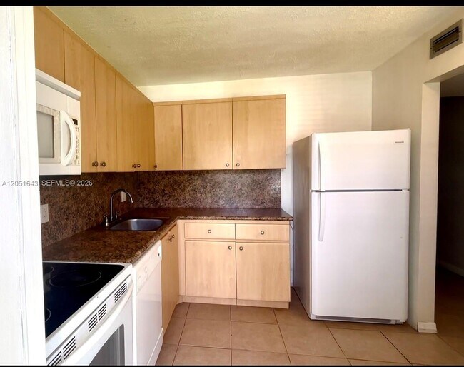 Building Photo - 950 Hillcrest Dr